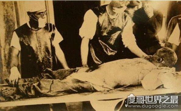 马路大是日本731部队的试验者,被各种生化武器折磨至死